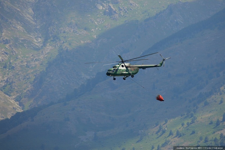 Вертолет Ми-17 от авиобаза Крумово участва в потушаването на нов пожар, възникнал в Национален парк „Рила“