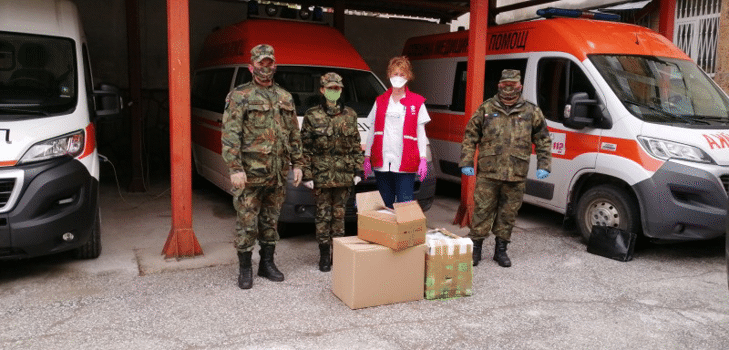 Военнослужещи от Сухопътните войски дариха защитни средства на медиците в Смолян