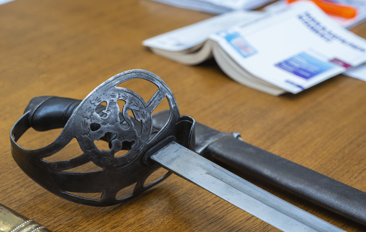 Окръжна прокуратура – Стара Загора извършва разследване по досъдебно производство за незаконна продажба на старинна револверна сабя, при акция е задържан 50-годишен мъж