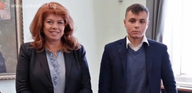 За работата й с българите в чужбина ученик предостави на вицепрезидента софтуерни приложения за български език
