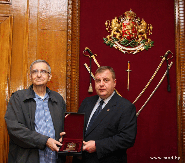 Министърът на отбраната Красимир Каракачанов награди Лари (Лабро) Королов за съществения му принос в отстояване на българщината