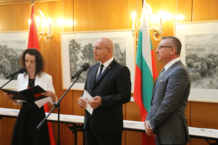 Изложбата „Съзерцание и диалог“, посветена на 70-ата годишнина от установяването на дипломатически отношения между България и Китай, беше открита в Народното събрание
