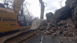 5 машини разчистват свлечената скална маса в района на село Кърнаре по път II-35