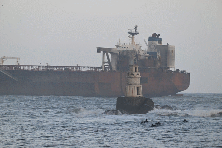 Трима души от екипажа на моторен кораб “Кайрос” са успешно евакуирани