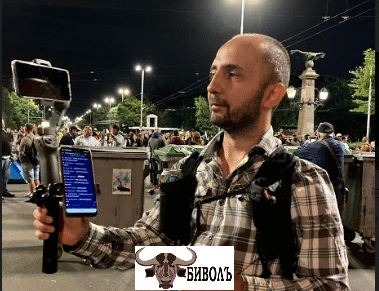 Блогър: Полицаи ритаха журналист и задържаха невинни младежи