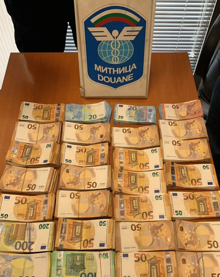 Митнически служители от ТД Митница Русе откриха недекларирана валута за 312 932 лева при две проверки