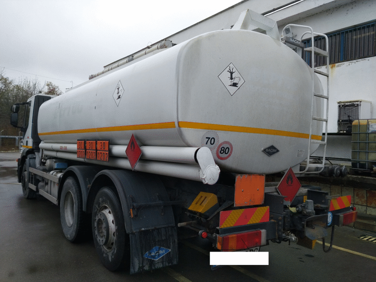 Близо 25 000 литра гориво без документи задържаха инспектори от Митница Русе в цистерна, зареждаща бензиностанция