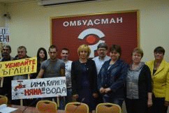 Омбудсманът Мая Манолова се срещна с 30 жители на с. Ъглен, които протестират срещу кариера за добив на варовик