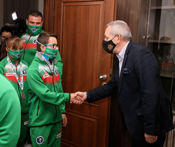 Министър Андрей Кузманов се срещна с медалистите и участниците на Световните игри за хора със Синдром на Даун