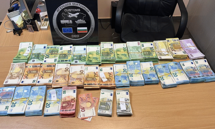Недекларирана валута за над 390 000 лева откриха митническите служители на МП Капитан Андреево