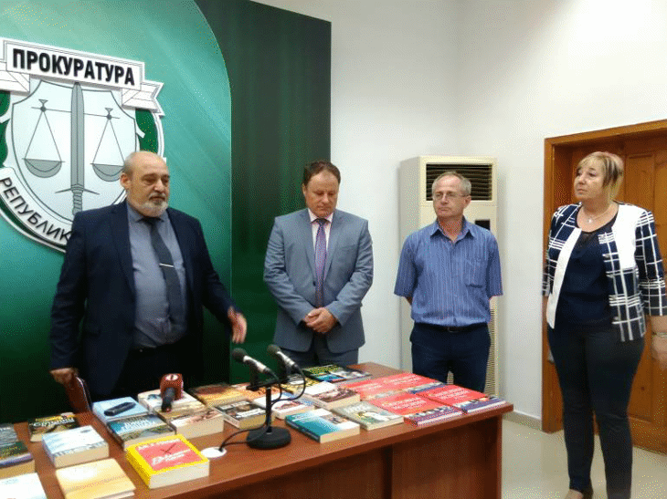Прокурори и следователи от Бургаския апелативен район дариха българска литература, световни бестселъри, енциклопедии и учебници за потребностите на лишените от свобода в Бургас