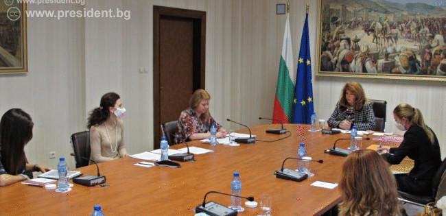 Вицепрезидентът на среща с неправителствени организации: В кризата е необходима допълнителна защита за жените-жертви на насилие