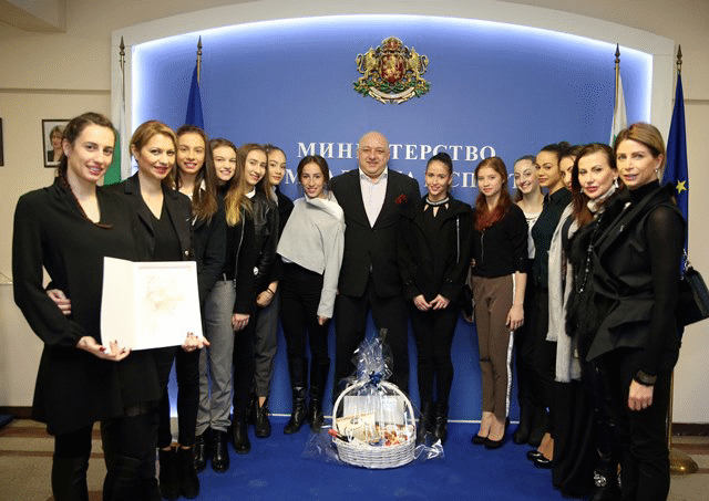 Министър Кралев с коледен подарък от националките по художествена гимнастика